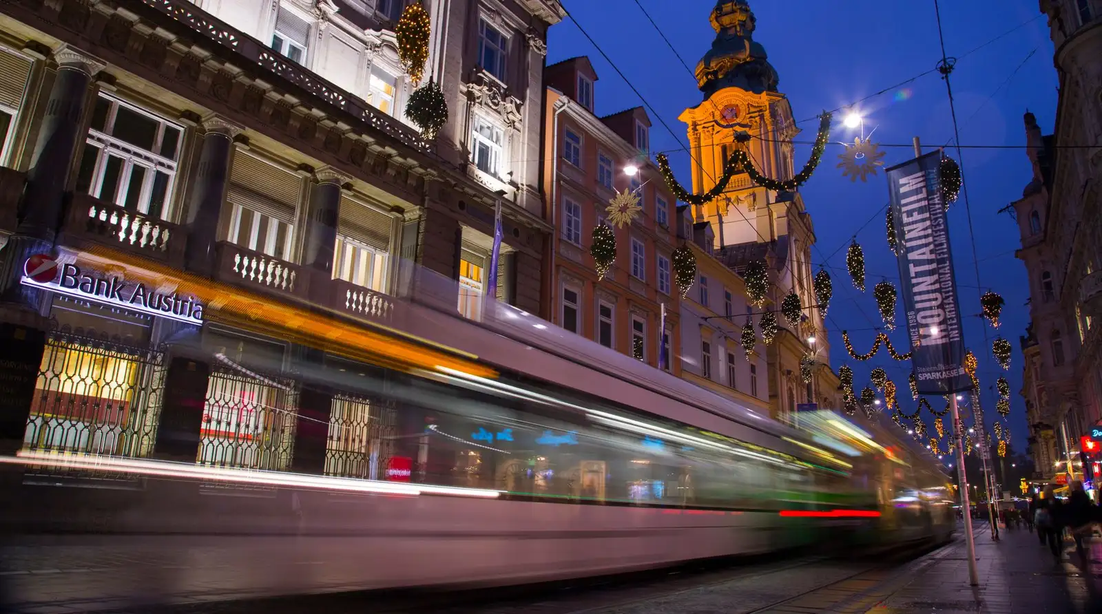 Vienna tram passing an imperial building on the Ringstrasse
